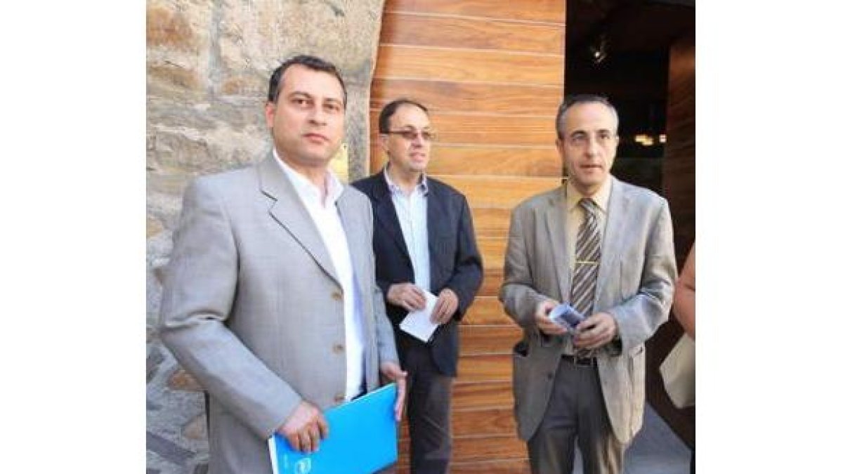 Cortés y el experto Fernando Baños en primer plano.