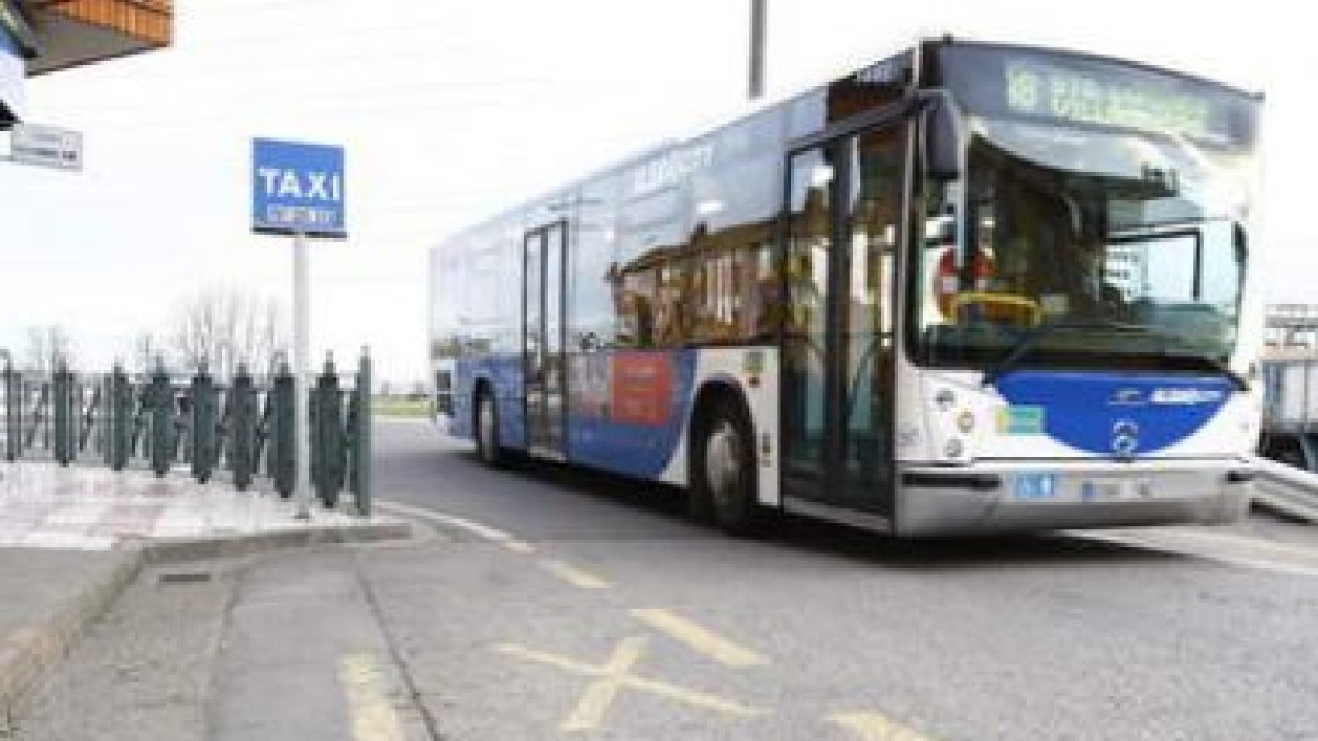 Uno de los autobuses urbanos que une el centro de la capital leonesa con el alfoz.