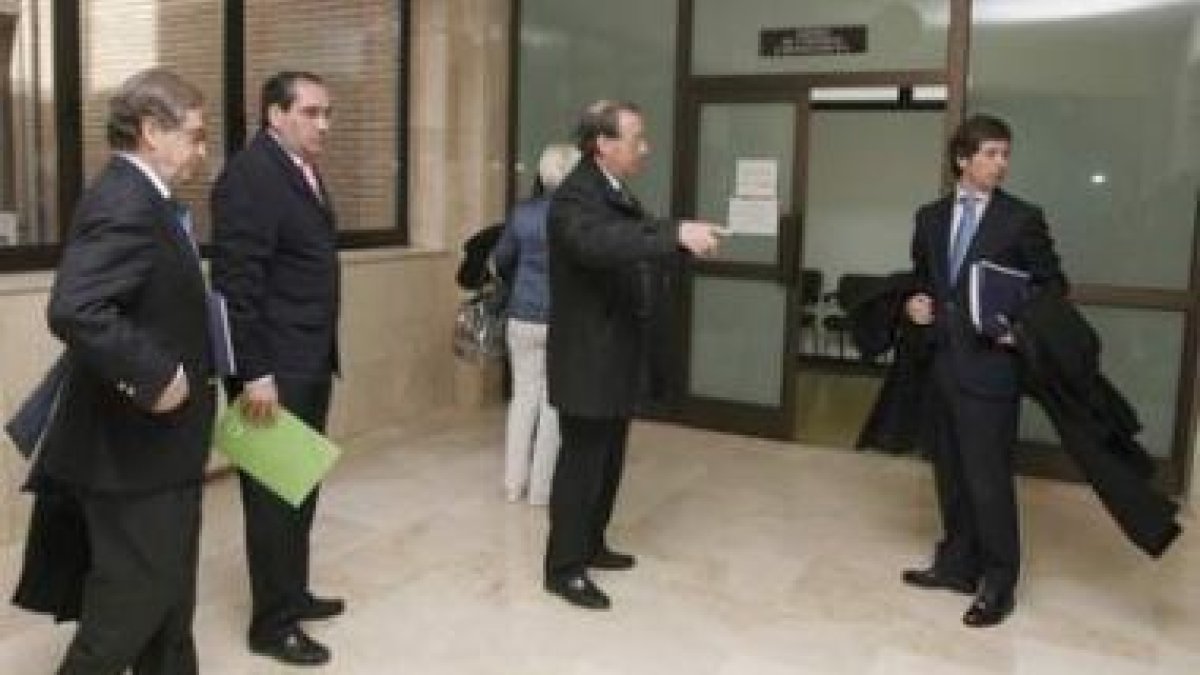 El vicepresidente del Grupo Martínez Núñez, José Luis Martínez Parra, con una carpeta, ayer en los j