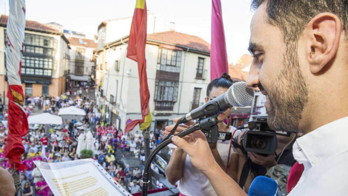 Viti, en el transcurso del pregón de las fiestas de San Juan y San Pedro. F. OTERO PERANDONES