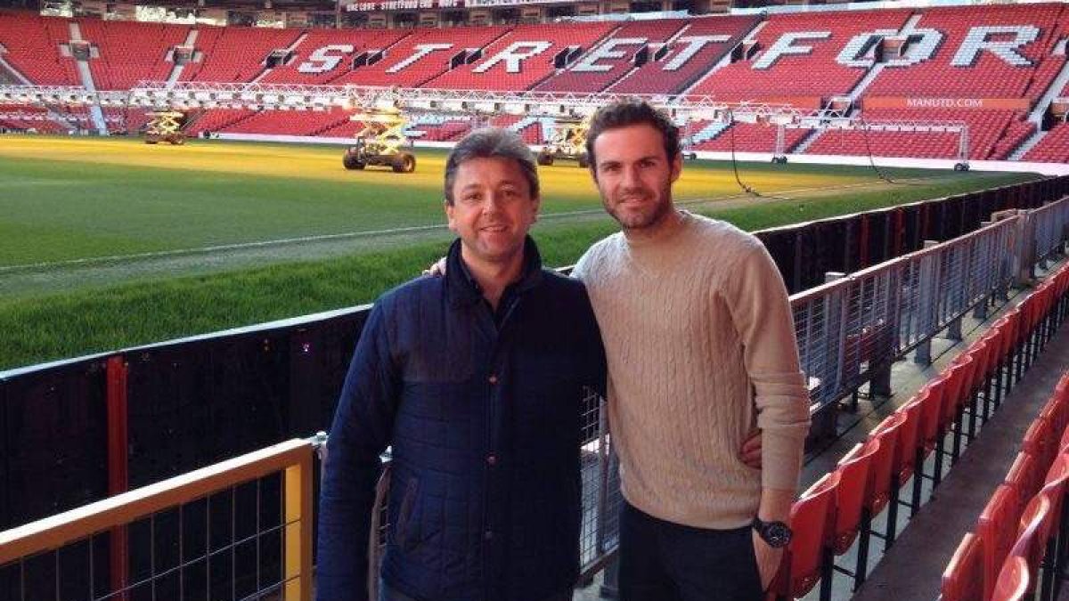 Juan Mata junto a José Manuel Martínez en el estadio del Manchester United. DL