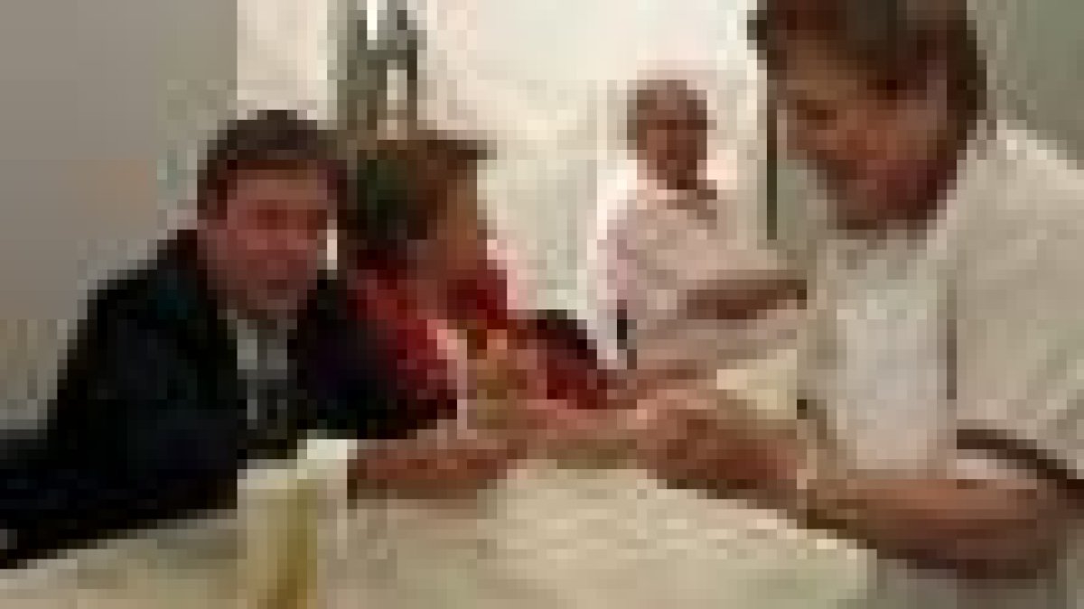 Fernández Santiago, en la caseta de la Casa de León en Valladolid en la feria