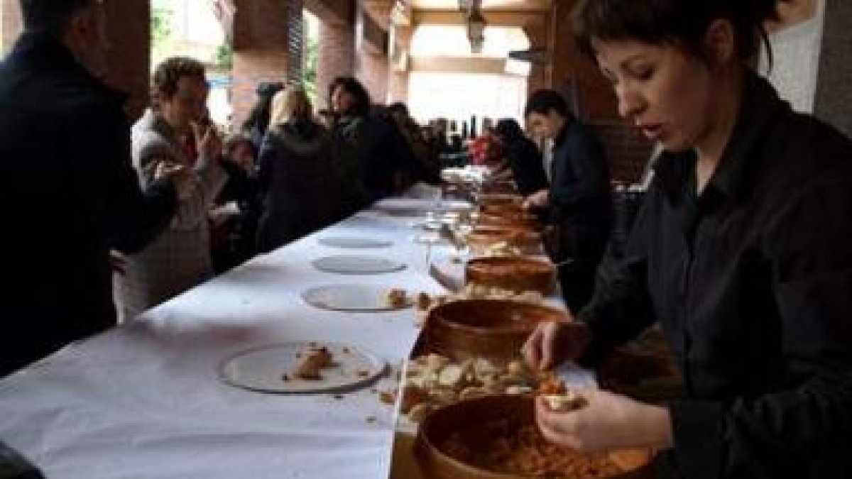 Una camarera sirve el tradicional ajo sobre una rebanada de pan en la mañana de ayer en Santa María