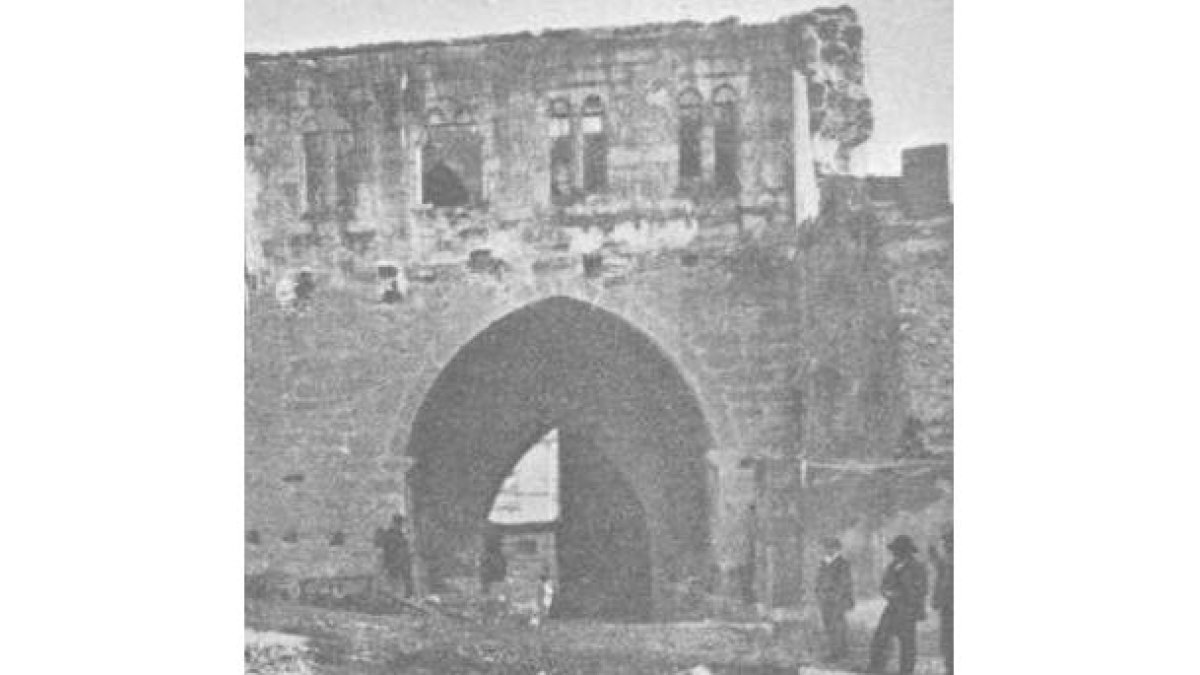La puerta de la muralla llamada Puerta Obispo.