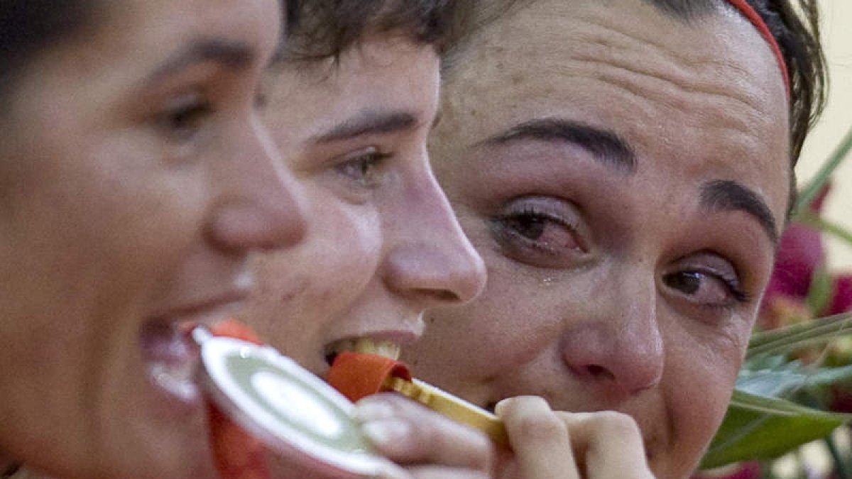 Marianne Vos, en el centro, con el oro logrado en Pekín.