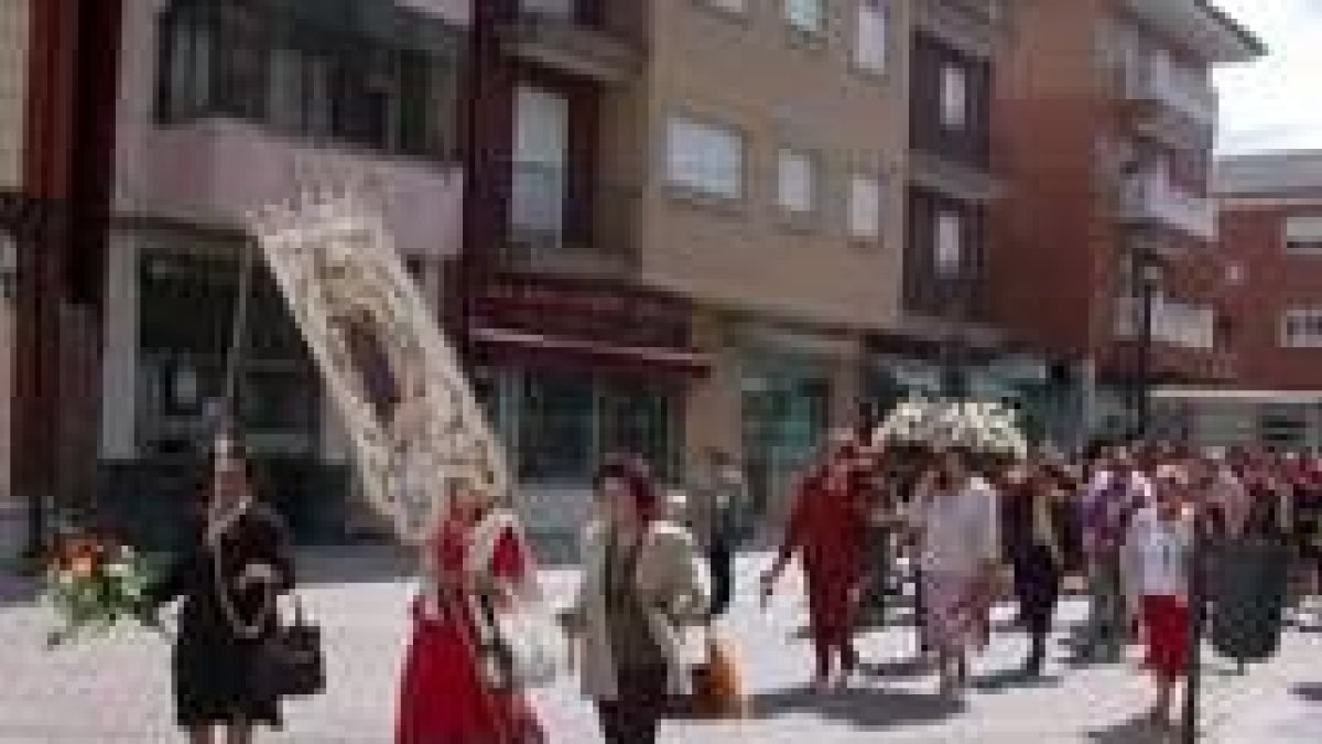 Los vecinos protagonizaron la tradicional ofrenda floral a la patrona de La Robla