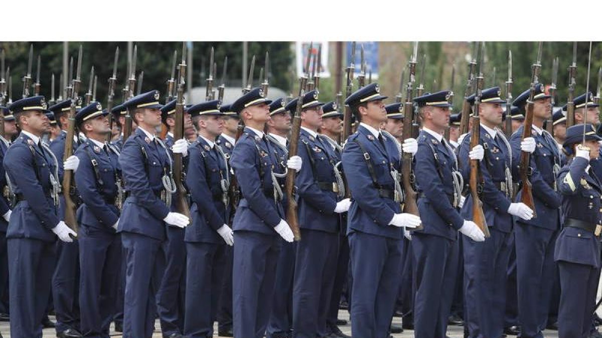 Alumnos de la Academia Básica del Aire, la pasada primavera en un acto castrense en el centro de la capital leonesa. JESÚS F. SALVADORES