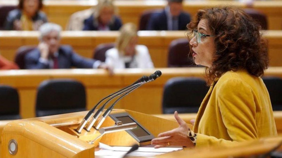 La ministra de Hacienda, María Jesús Montero, en el pleno del Senado convocado para debatir la senda de estabilida del Gobierno.