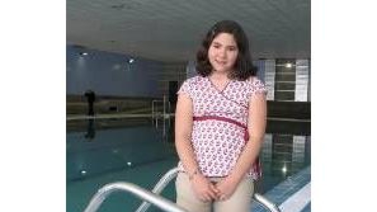 Sonia posa junto a una de las escalerillas de la piscina
