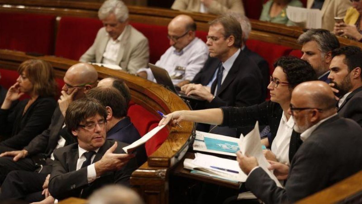 Marta Rovira le hace llegar un papel al Parlament.