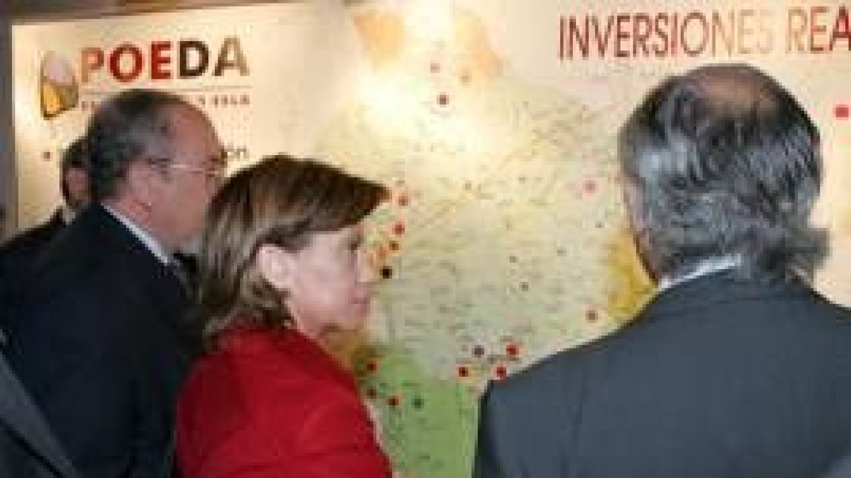 Valín y Espinosa atienden las explicaciones de Miguel Ángel del Egido, en la exposición de Poeda