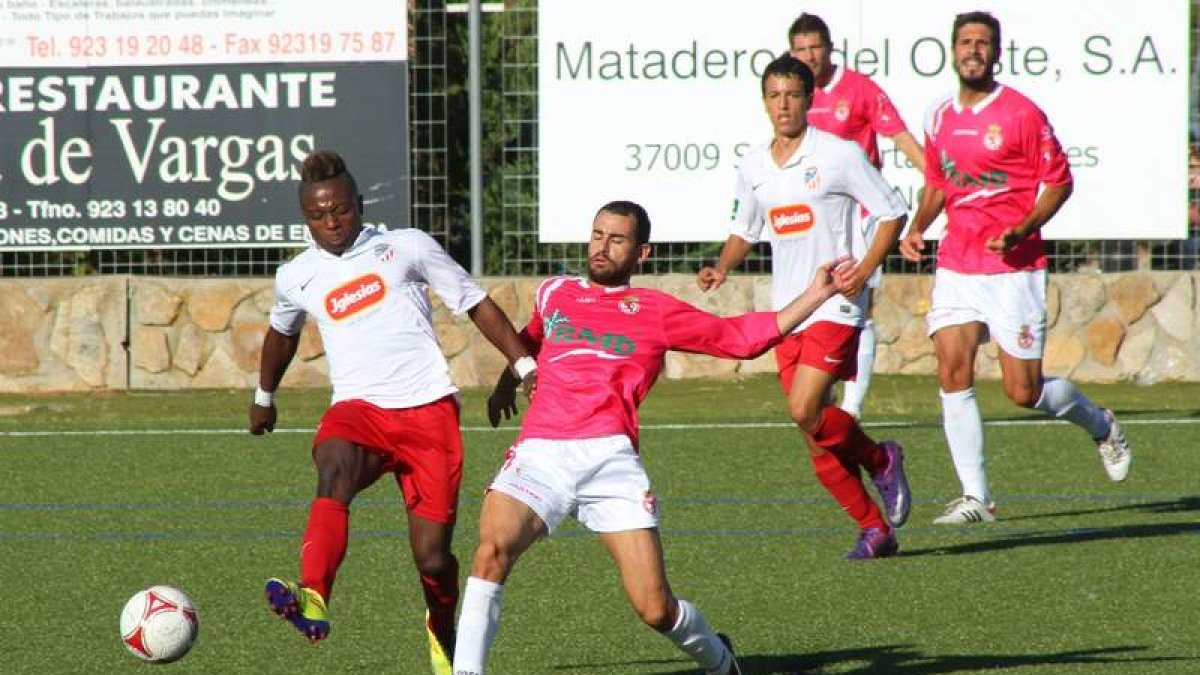 El culturalista Raúl Torres trata de llegar a un balón frente al jugador local Míchel en un lance del encuentro disputado frente al Santa Marta en el terreno de juego charro.