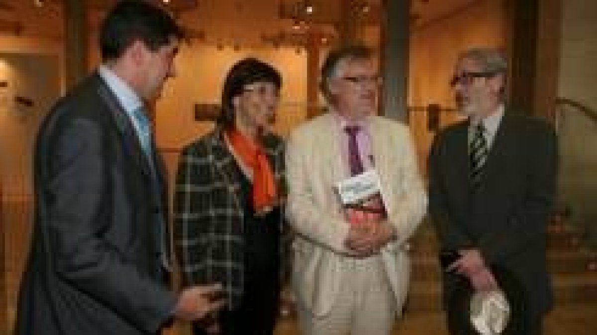 Pablo R. Lago, Mar Palacio, el autor, José Luis Prieto, y el editor de la obra, ayer en Caja España