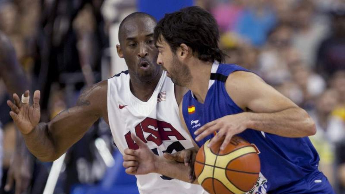 Kobe (i) lidera a una Estados Unidos que tendrá a España como enemigo para el oro.