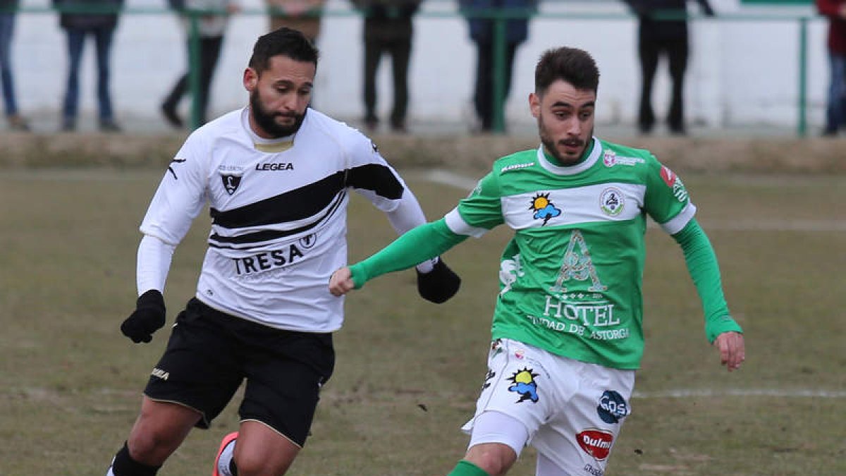 Héctor Taranilla, a la derecha, será baja por lesión para enfrentarse al Real Murcia.
