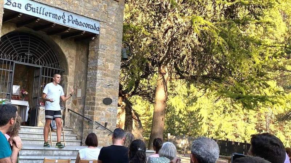 Charla del joven estudiante frente la ermita de San Guillermo. DL