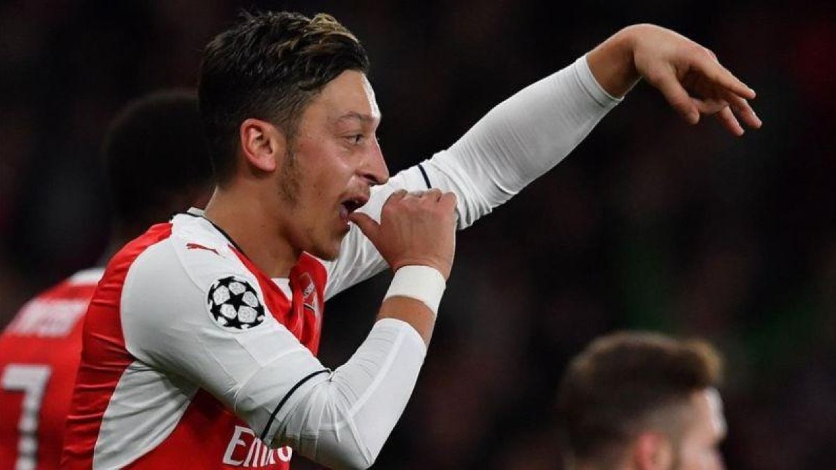 Ozil celebra un gol con el Arsenal.