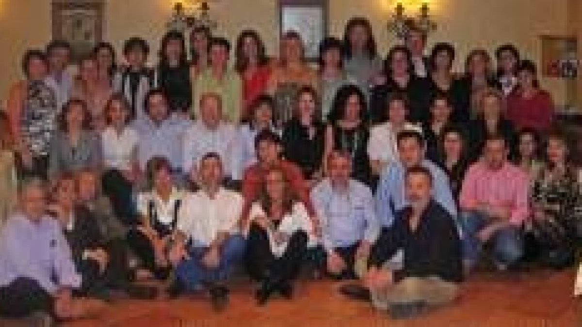 Los alumnos de la Academia Cervantes, tras la celebración del reencuentro