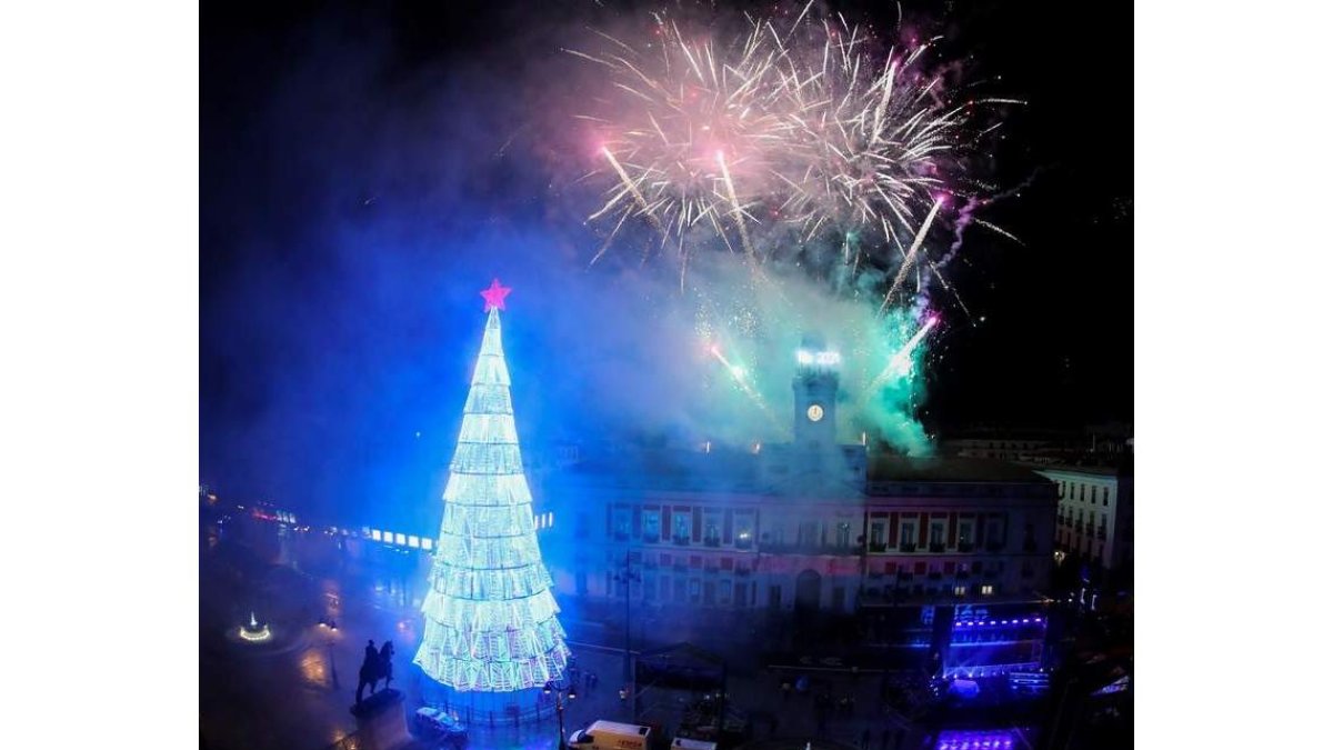 La Puerta del Sol en la Nochevieja del año pasado, sin público. DAVID FERNÁNDEZ