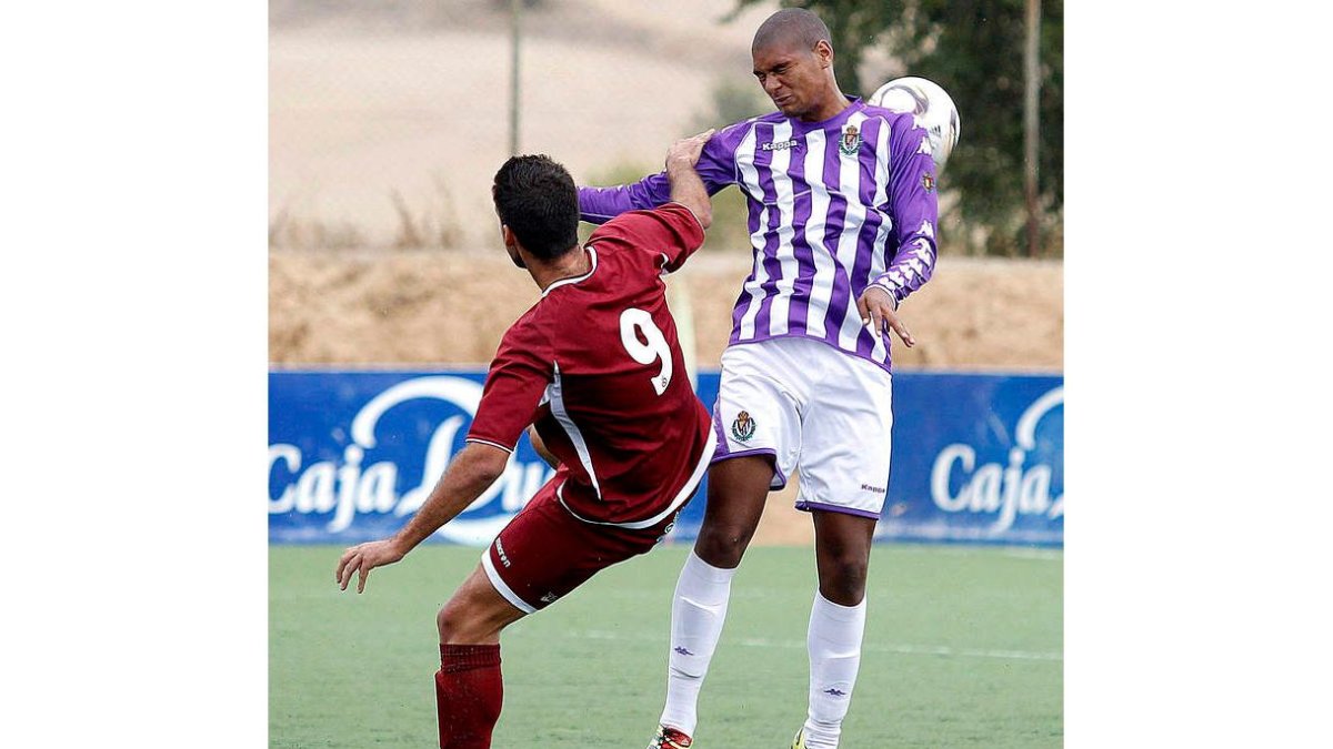 El delantero de la Cultural Murci, a la izquierda, trata de hacerse con un balón en las inmediaciones del área del filial del Real Valladolid.