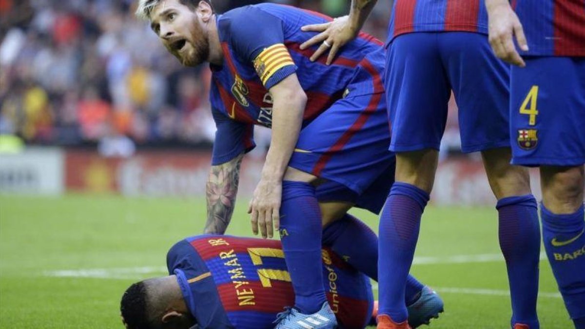 Neymar, atendido por Messi, se lamenta del lanzamiento de una botella de la grada de Mestalla.