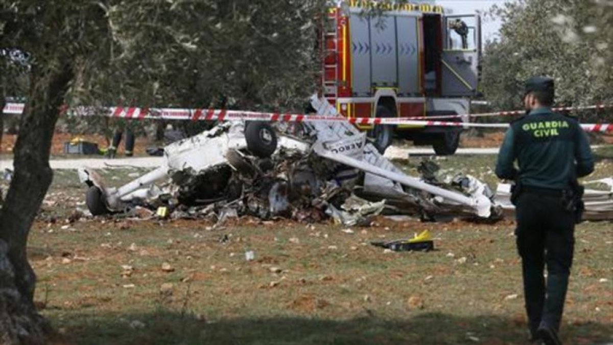 Restos de la avioneta estrellada en cerca de Perales de Tajuña (Madrid).