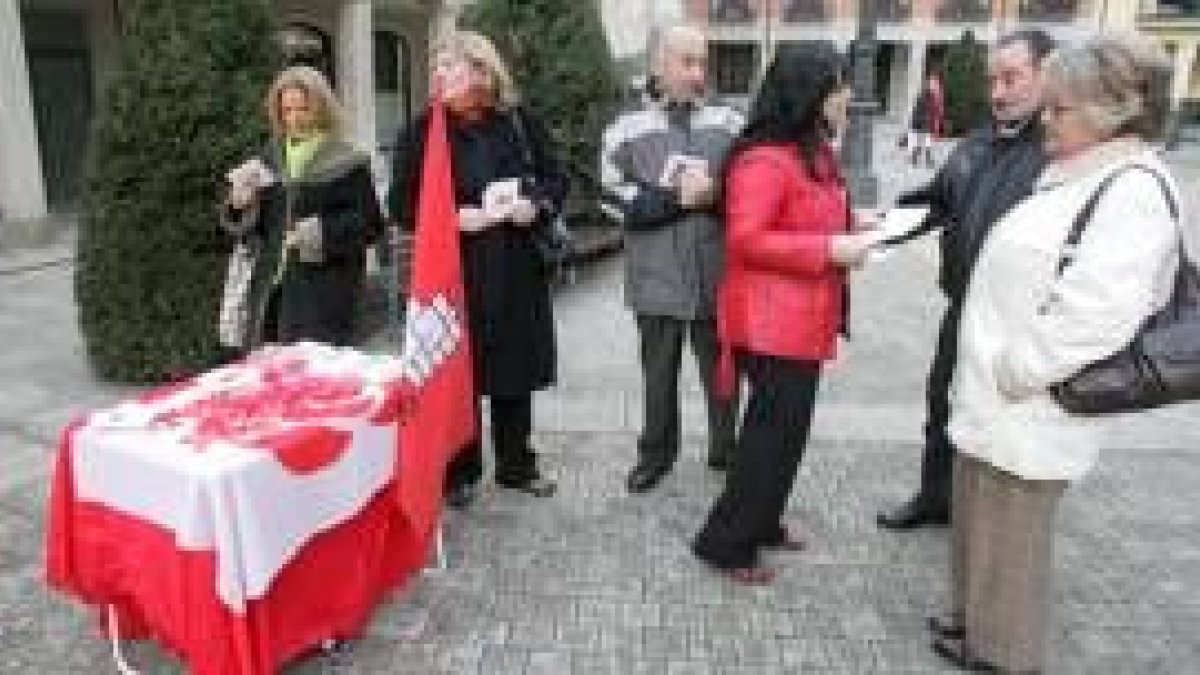 Mansilla, cuarta por la derecha, ayer en la plaza del Ayuntamiento