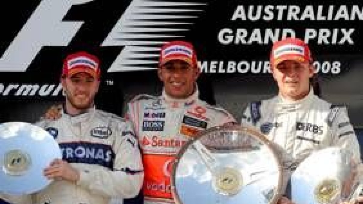 Hamilton, el ganador, escoltado por Heidfield (segundo) y Rosberg