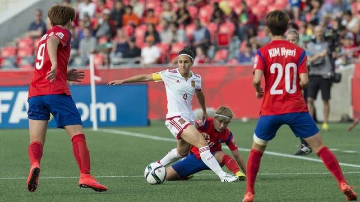 Vero Boquete, entre tres jugadoras de Corea del Sur.