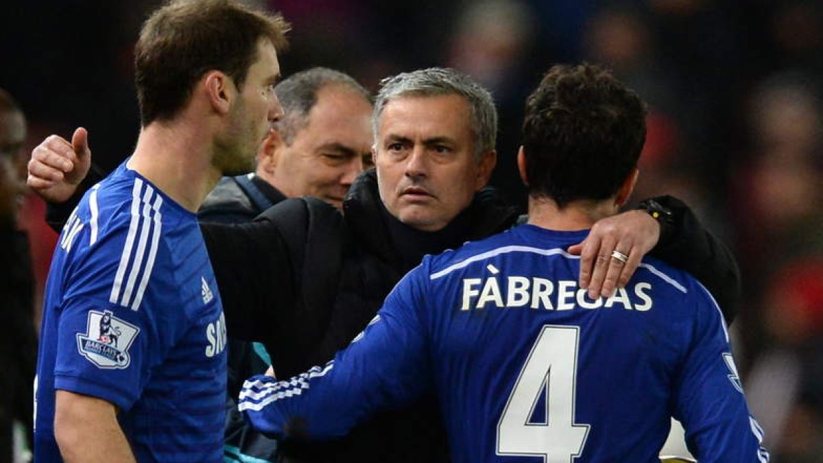 Mourinho, junto a sus jugadores Cesc Fabregas y Branislav Ivanovic.