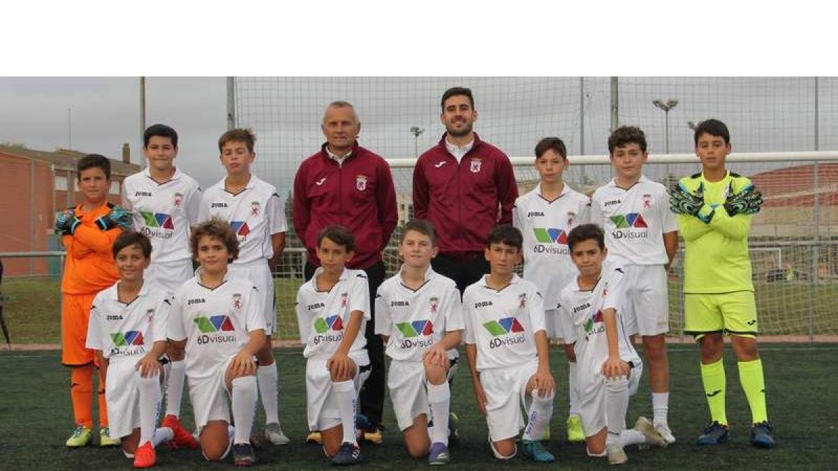 Formación del equipo de la Peña A que ocupa la primera posición de la 1.ª División Provincial Alevín, con Lucho Gutiérrez al mando. DL