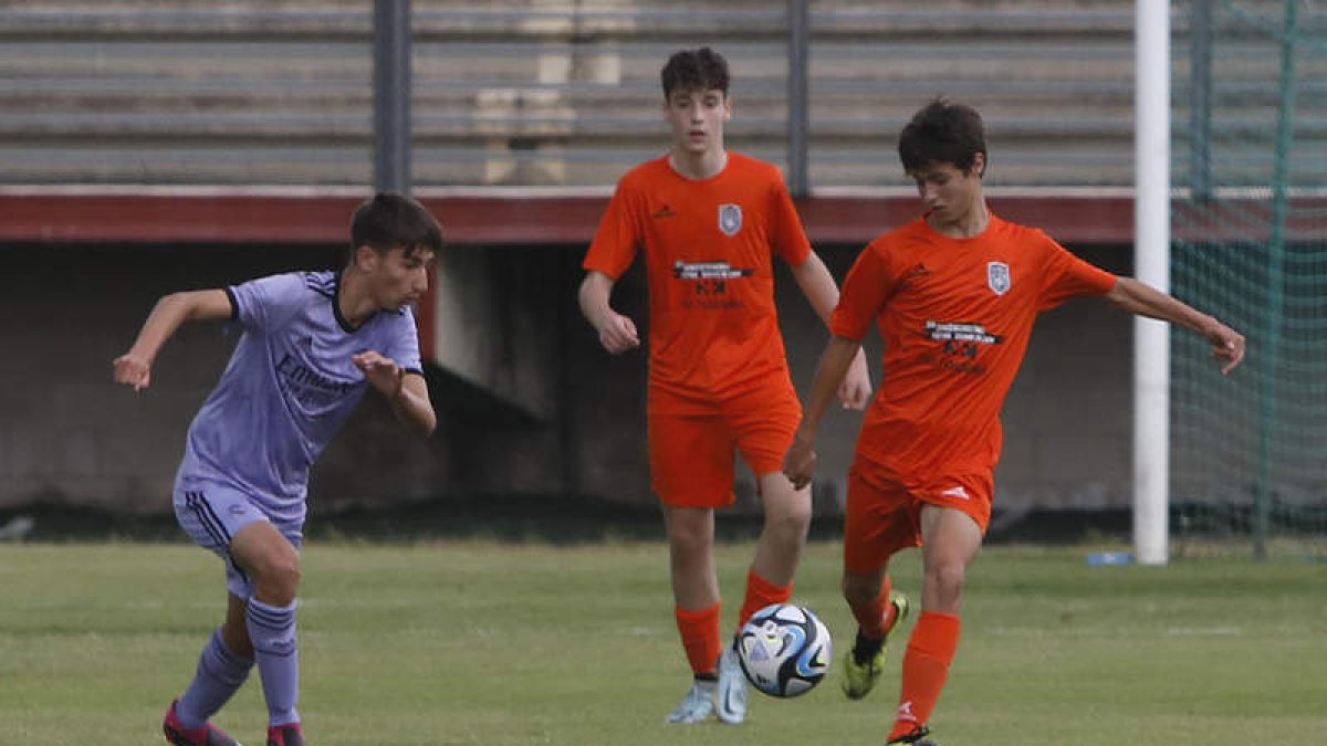 El Madrid goleó a la Selección de León en el primer partido del Torneo Ciudad de León. FERNANDO OTERO