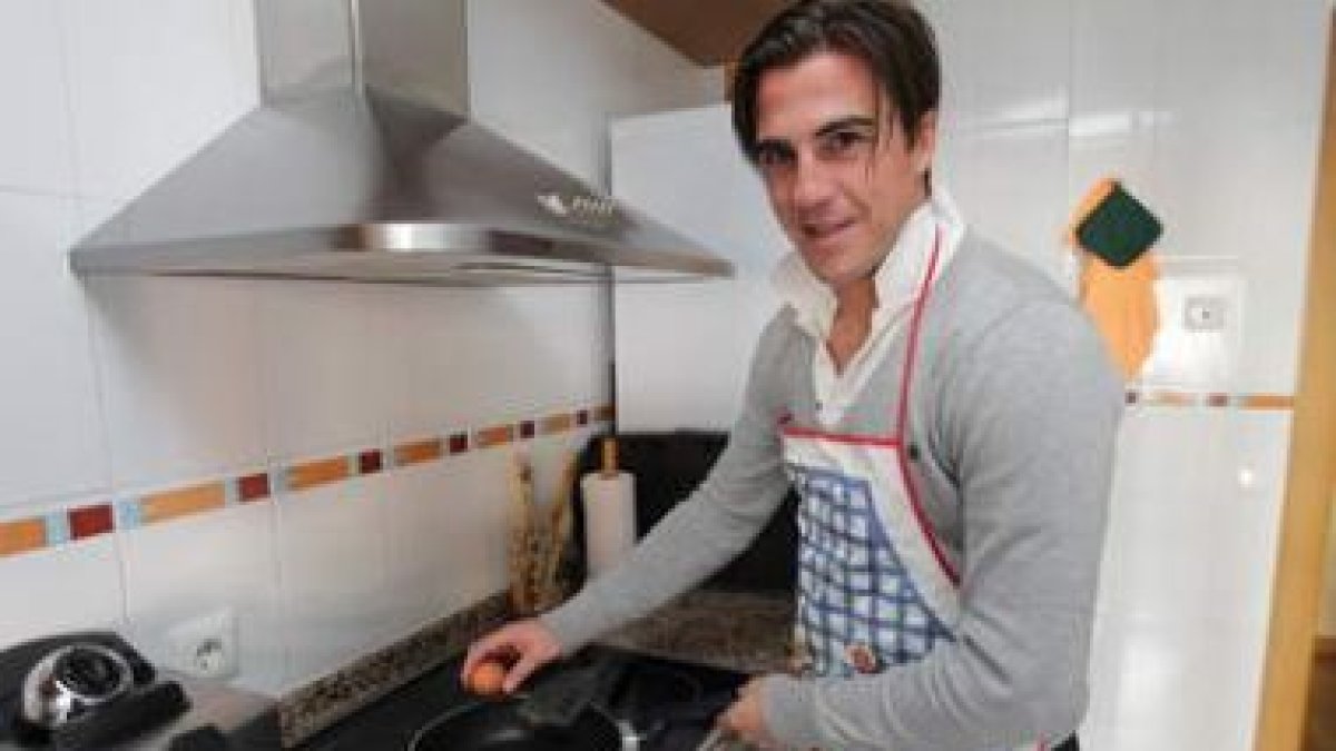 El delantero de la Cultural José María «Pepe» Mena, en la cocina de su casa.