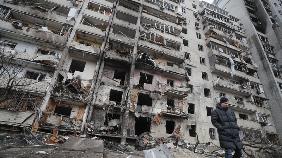 Consecuencias de un bombardeo nocturno en una zona residencial de Kiev, Ucrania. EFE / SERGEY DOLZHENKO