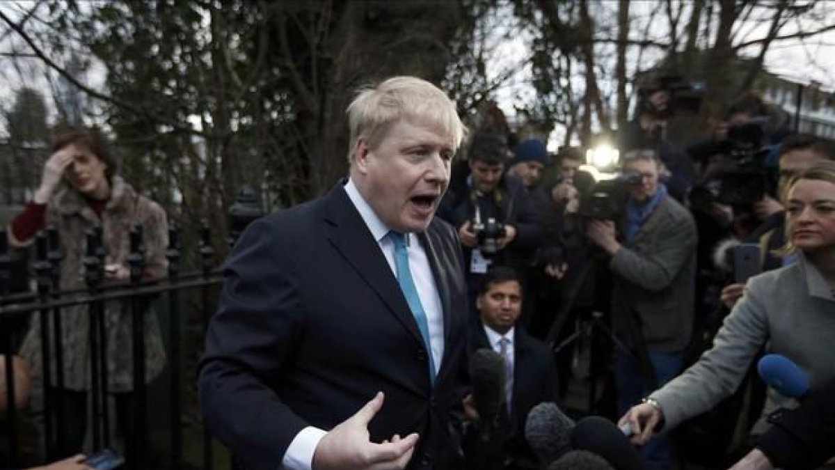 Boris Johnson hace declaraciones frente a su residencia.