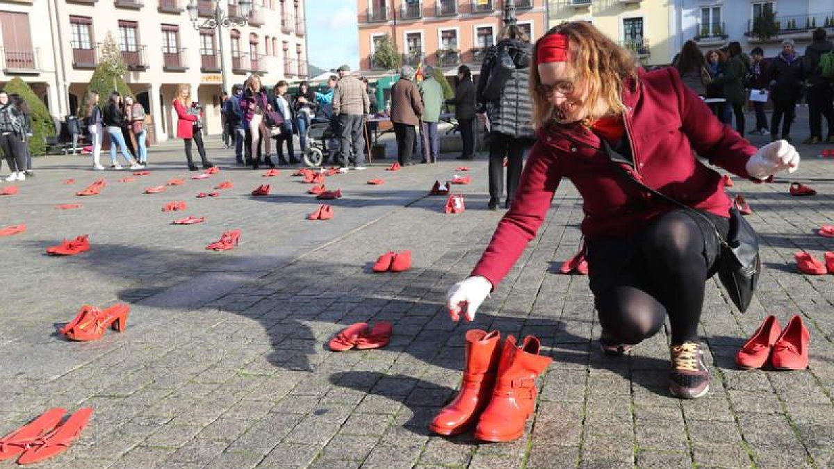 Los zapatos teñidos de rojo ocuparon la plaza del Ayuntamiento de Ponferrada durante la mañana.