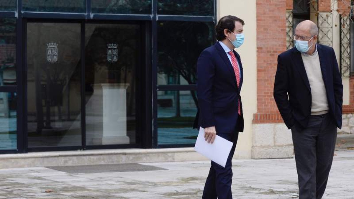 Mañueco conversa ayer con el vicepresidente de la Junta, Francisco Igea. NACHO GALLEGO
