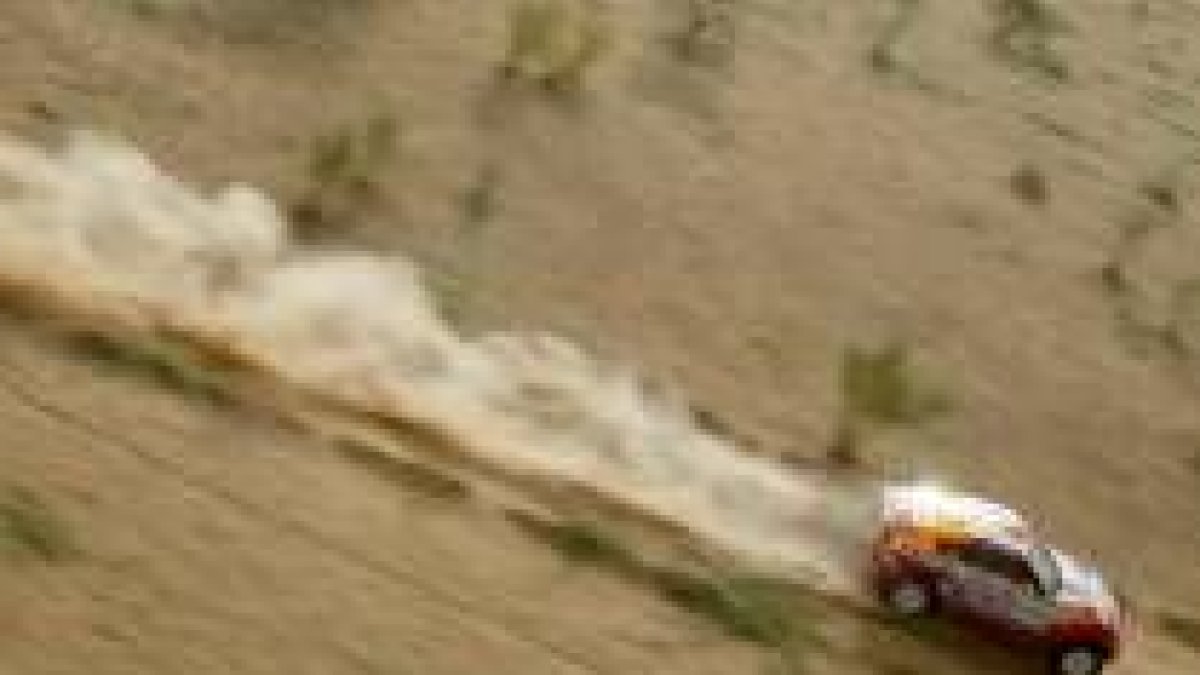 Los Mitsubishi dominan una prueba cada vez menos aventurera y en la que cada día se va más deprisa