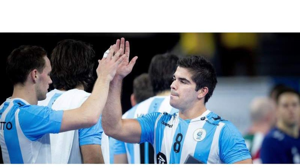 El internacional argentino Pablo Simonet se aleja del Ademar por el alto coste del traspaso.