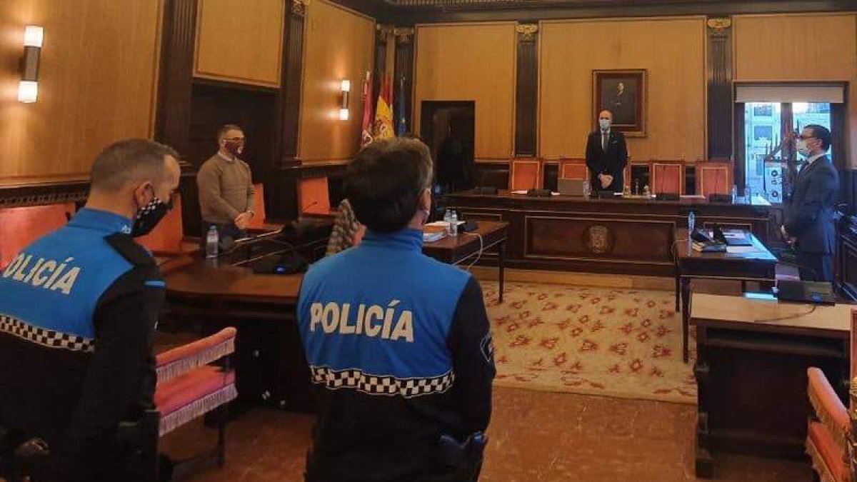 Minuto de silencio antes de iniciar el Pleno. DL