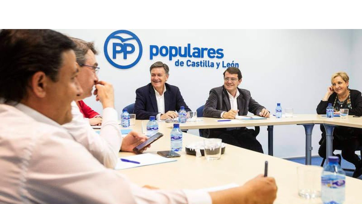 Martínez Majo, segundo por la izquierda, ayer en la reunión celebrada en Valladolid. DOS SANTOS