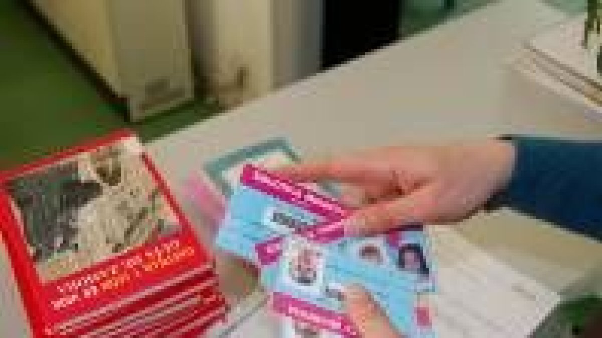 Los niños de la guardería ya tienen el carné de socios de las bibliotecas