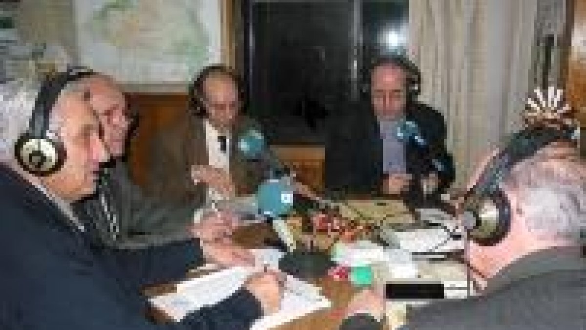 Un momento de la campaña radiofónica captado ayer en Cope Astorga
