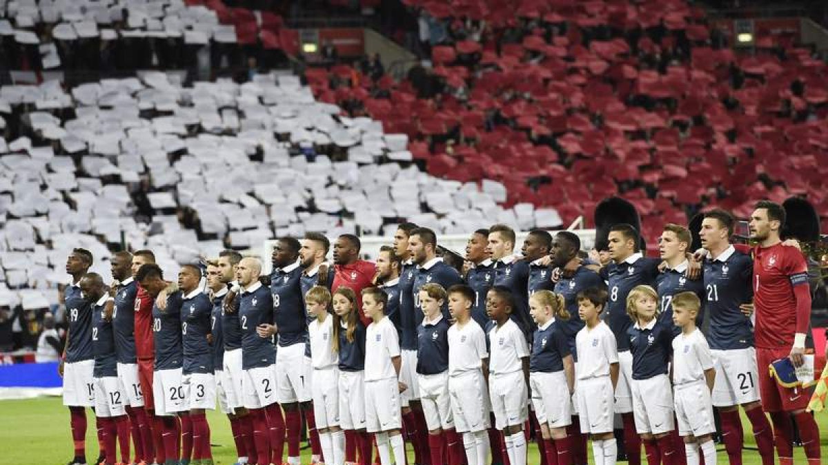 Los futbolistas franceses, alguno como Diarrá visiblemente emocionado, en el momento en que todo el estadio cantó La Marsellesa