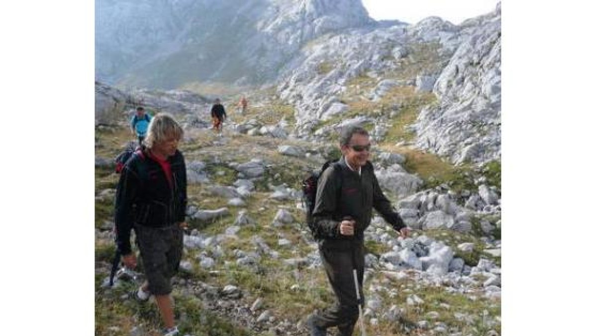 Zapatero asciende al Collado Jermoso, en Picos de Europa, acompañado de Jesús Calleja.