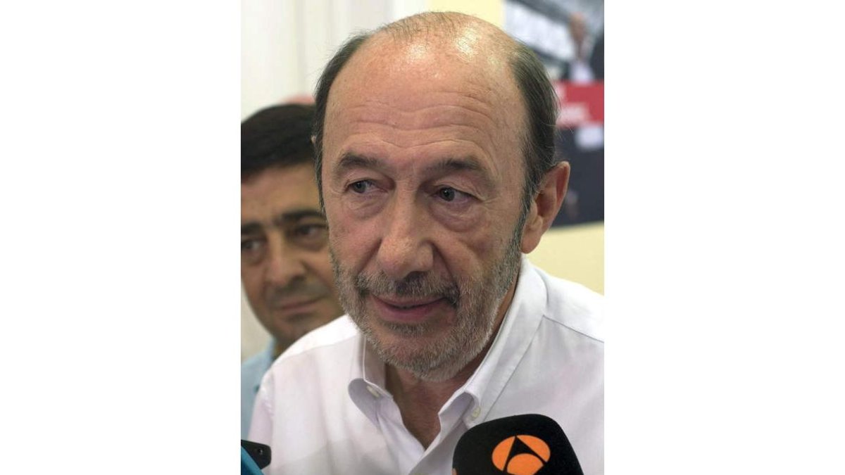 El socialista Alfredo Pérez Rubalcaba y el ‘popular’ Jaime Mayor Oreja. JOSÉ MANUEL PEDROSA / MARÍA VALERÓN