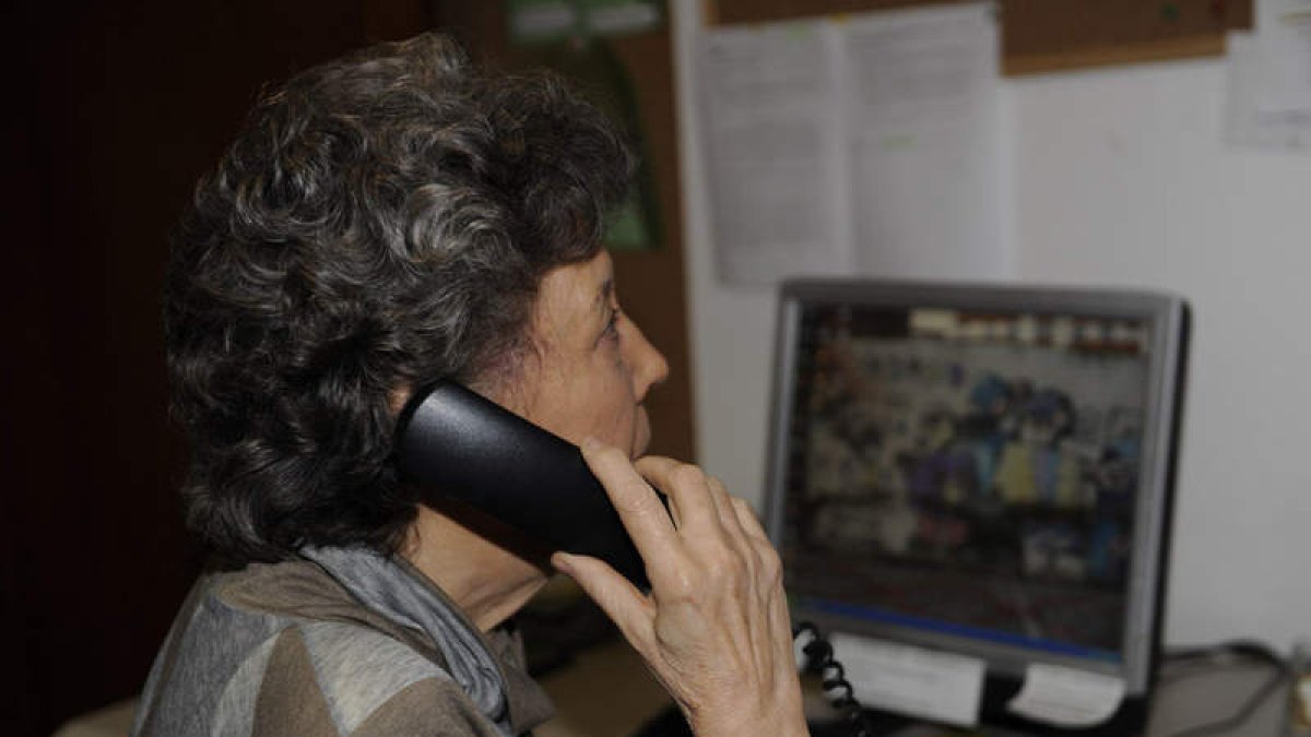 Una voluntaria atendiendo ayer el teléfono.