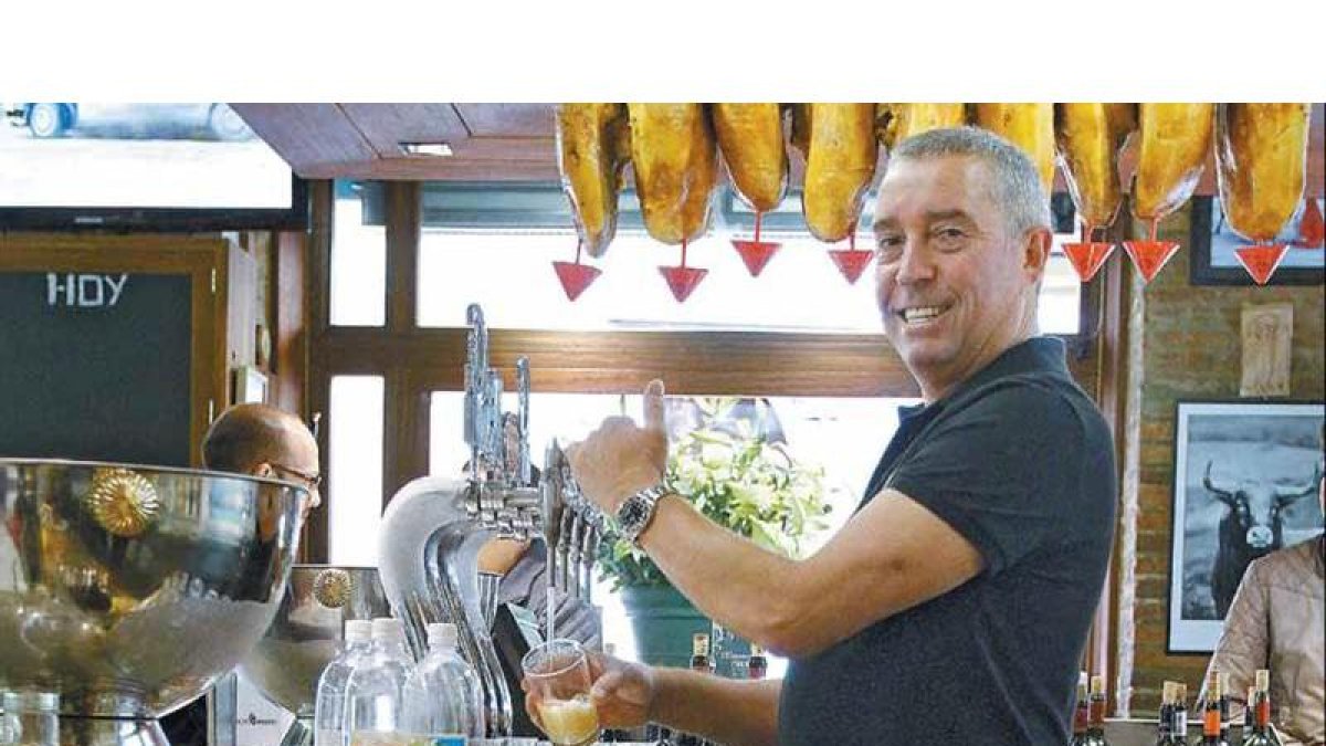 Javier Gómez, Empresario del Año 2016, en el establecimiento que regenta, el 'Camarote Madrid', ubicado en la calle Cervantes.