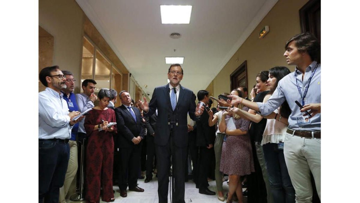 Rajoy entregó ayer su credencial como diputado. JUAN CARLOS HIDALGO