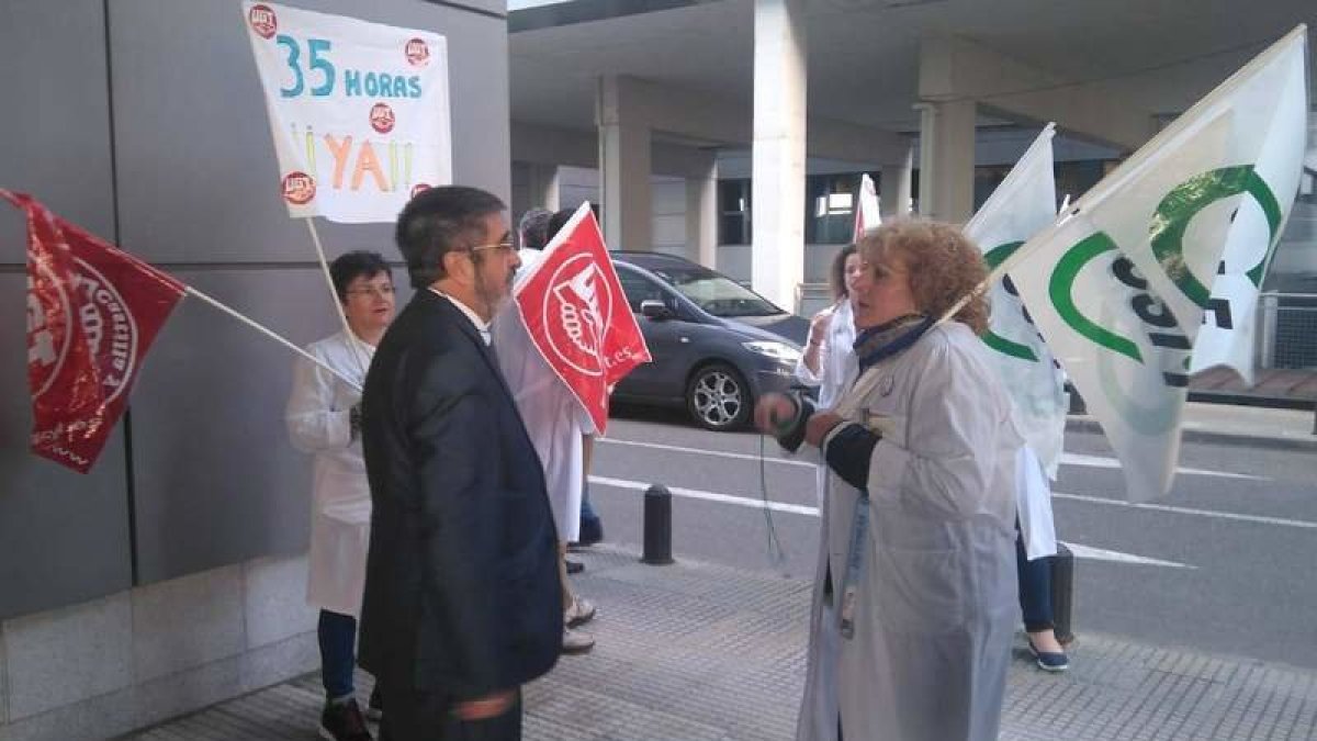 Un representante sindical habla ayer con el gerente de Sacyl, Manuel Mitadiel. DL
